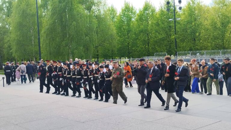 Возложения цветов к Могиле Неизвестного Солдата